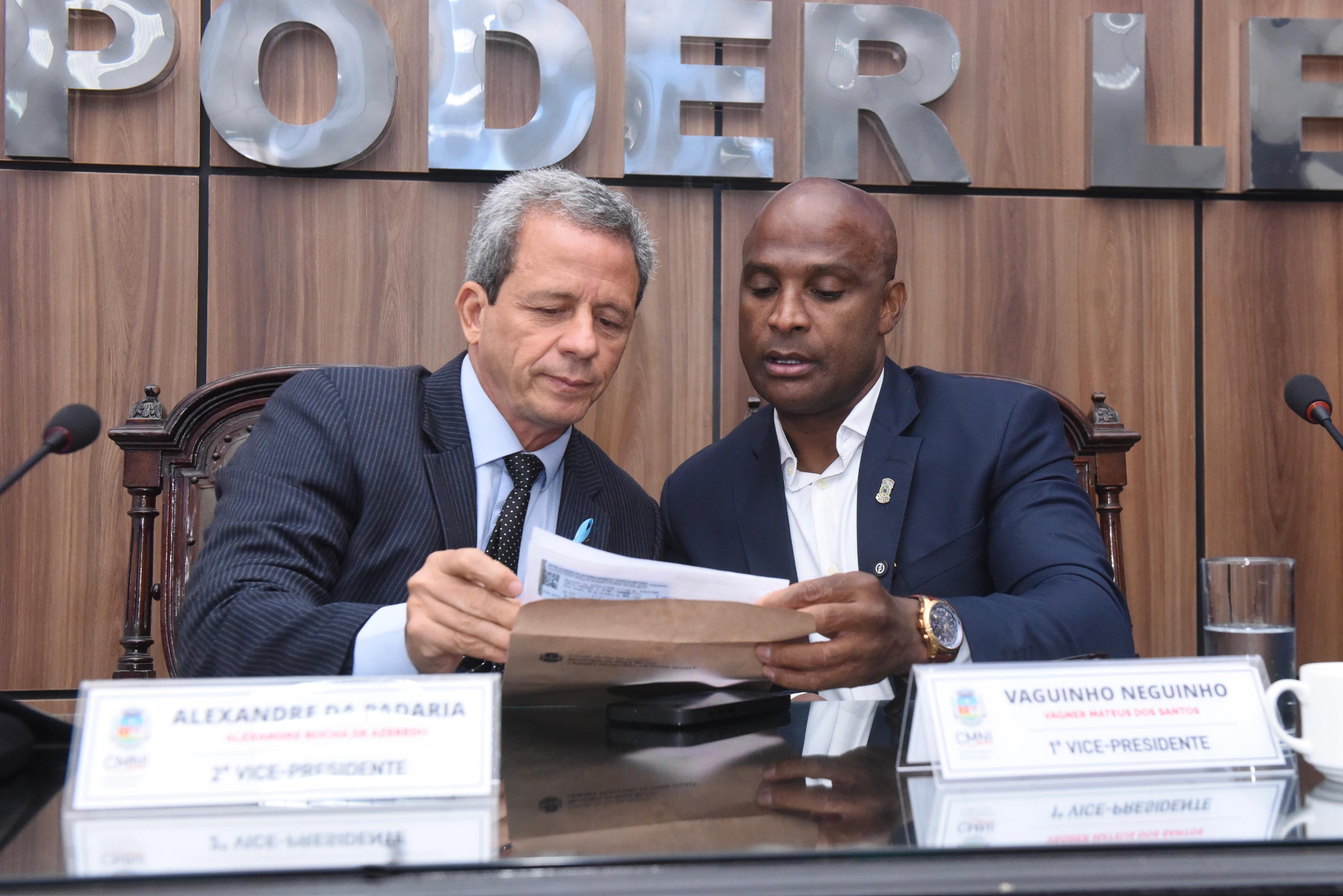 Ver Alexandre, à esq, mostra ao vereador Vaguinho seu projeto que cria o Dia do Corredor de Rua