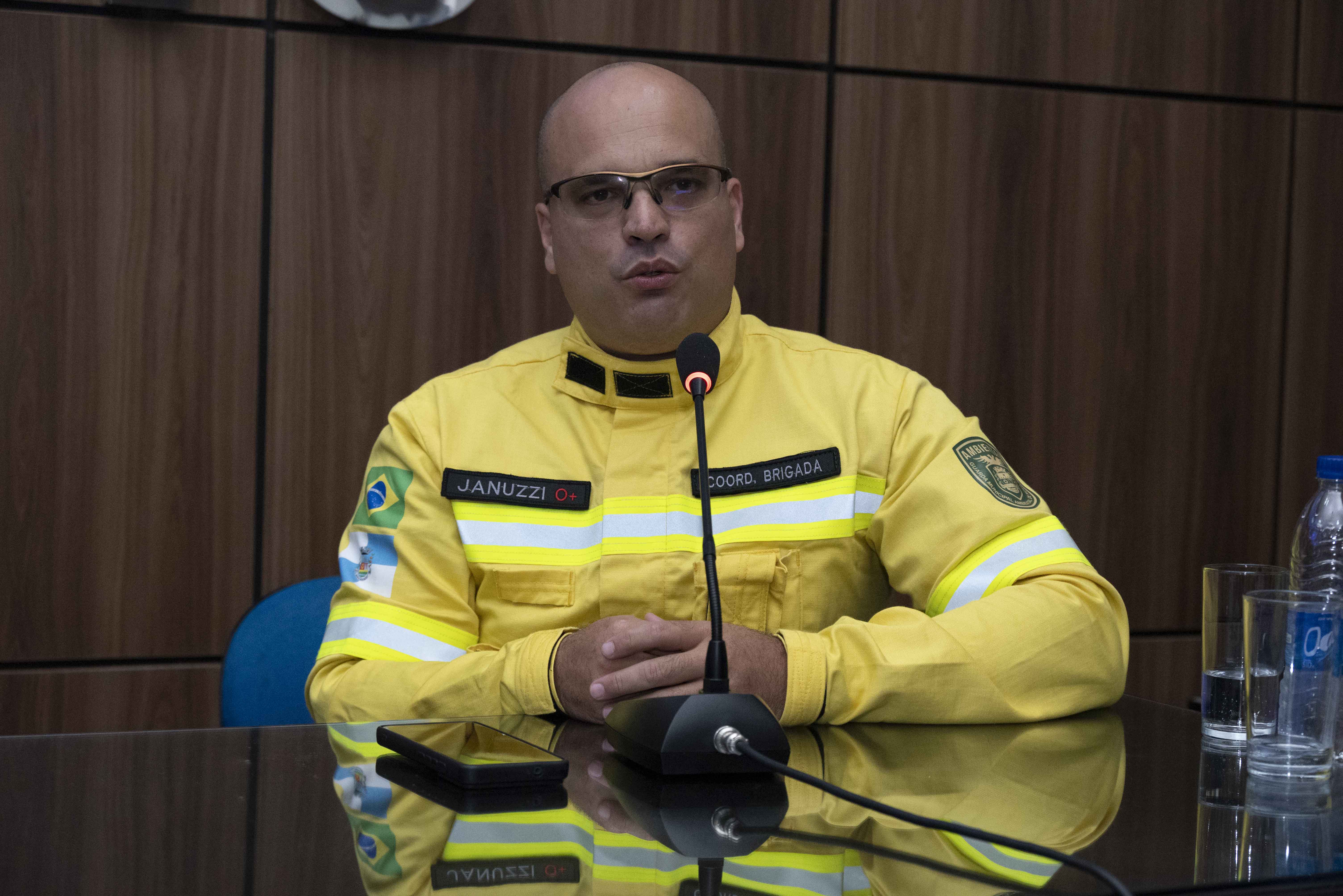 Carlos Januzzi, coordenador do brigadistas voluntários de Nova Iguaçu