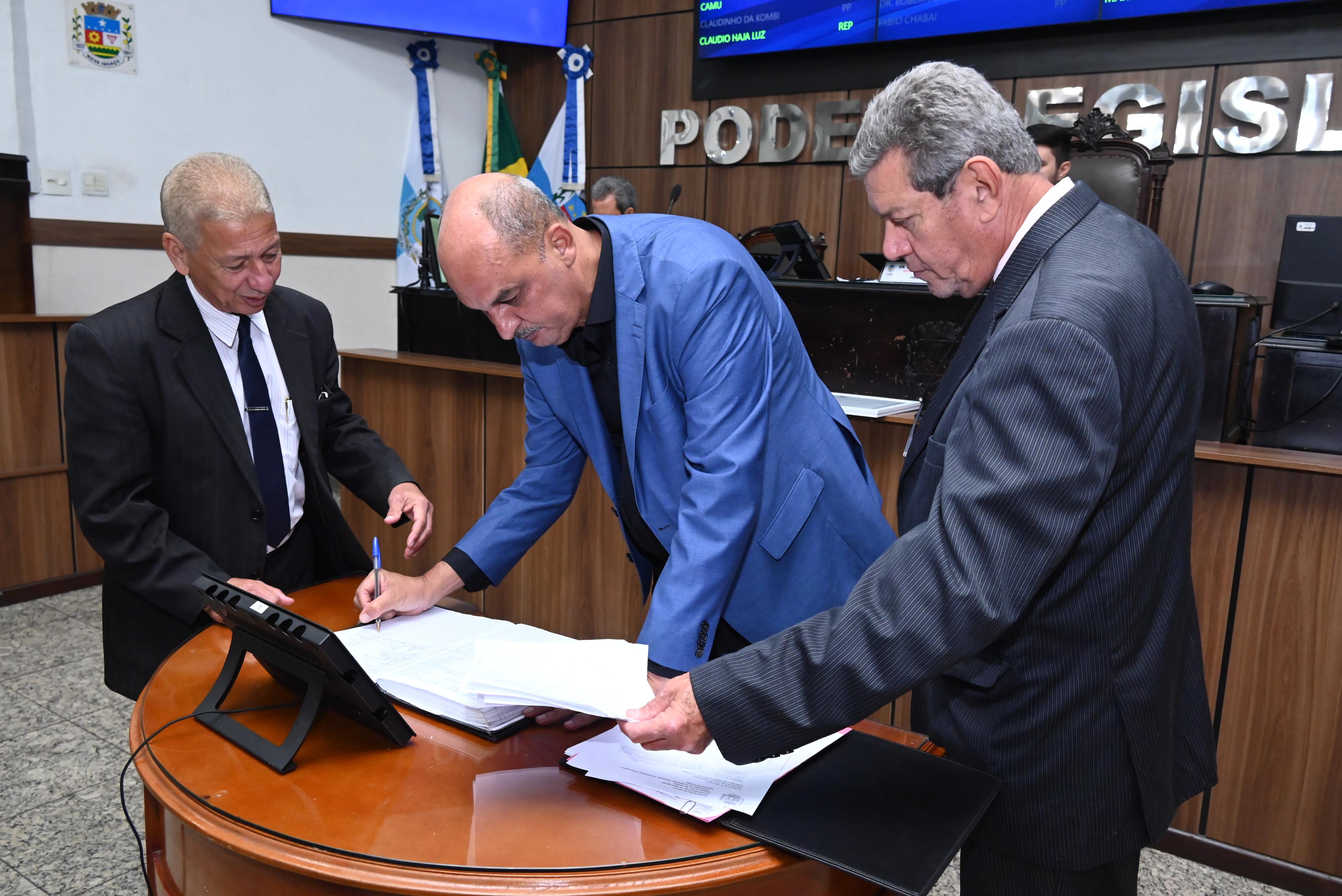 Líder de governo, centro, vereador Mauricio Morais apresentou a relatoria da LOA