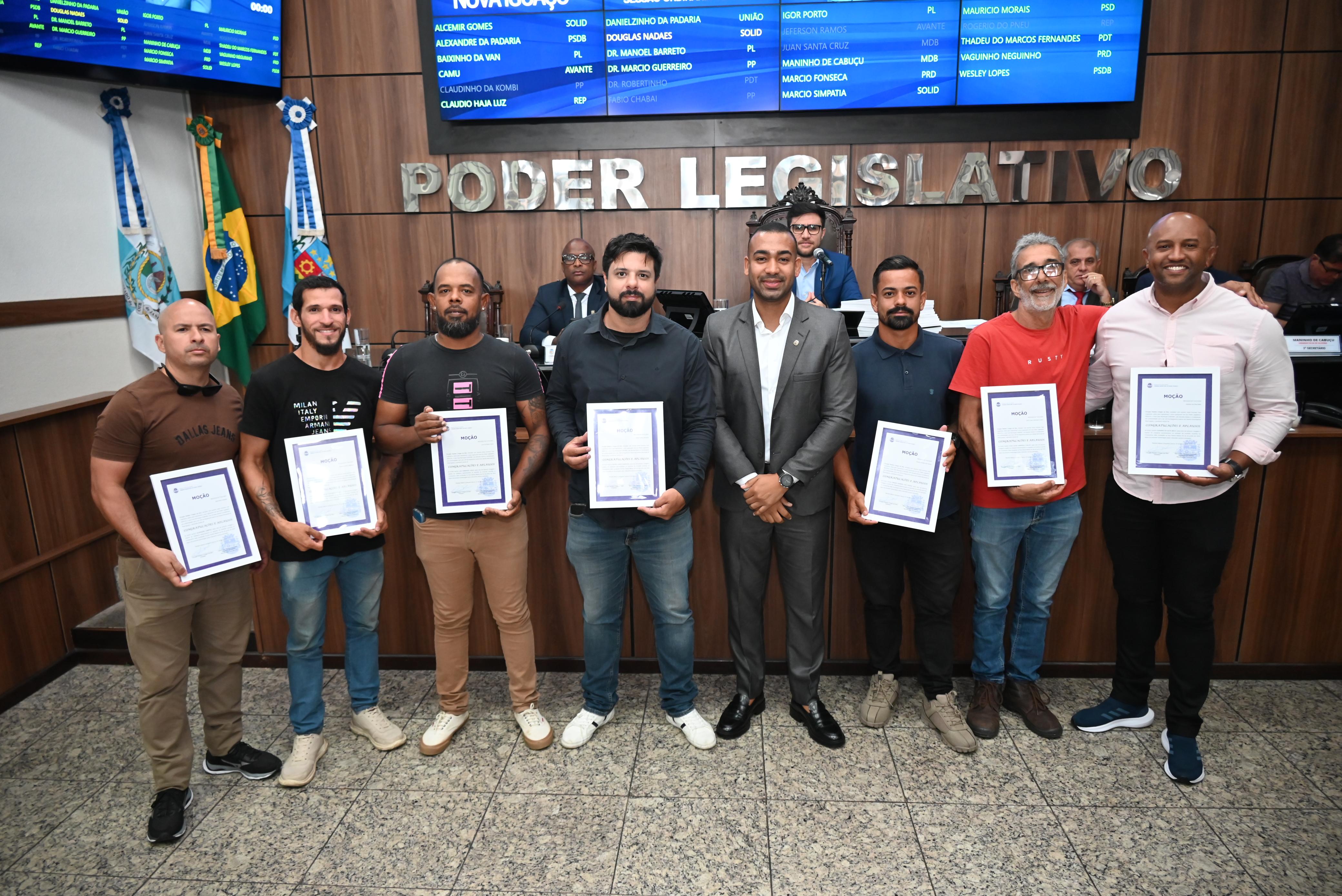 Moradores e funcionários do Condomínio Itália, em Nova Iguaçu, são homenageados pelo ver Douglas Nadaes pelo desempenho quando o local pegou fogo