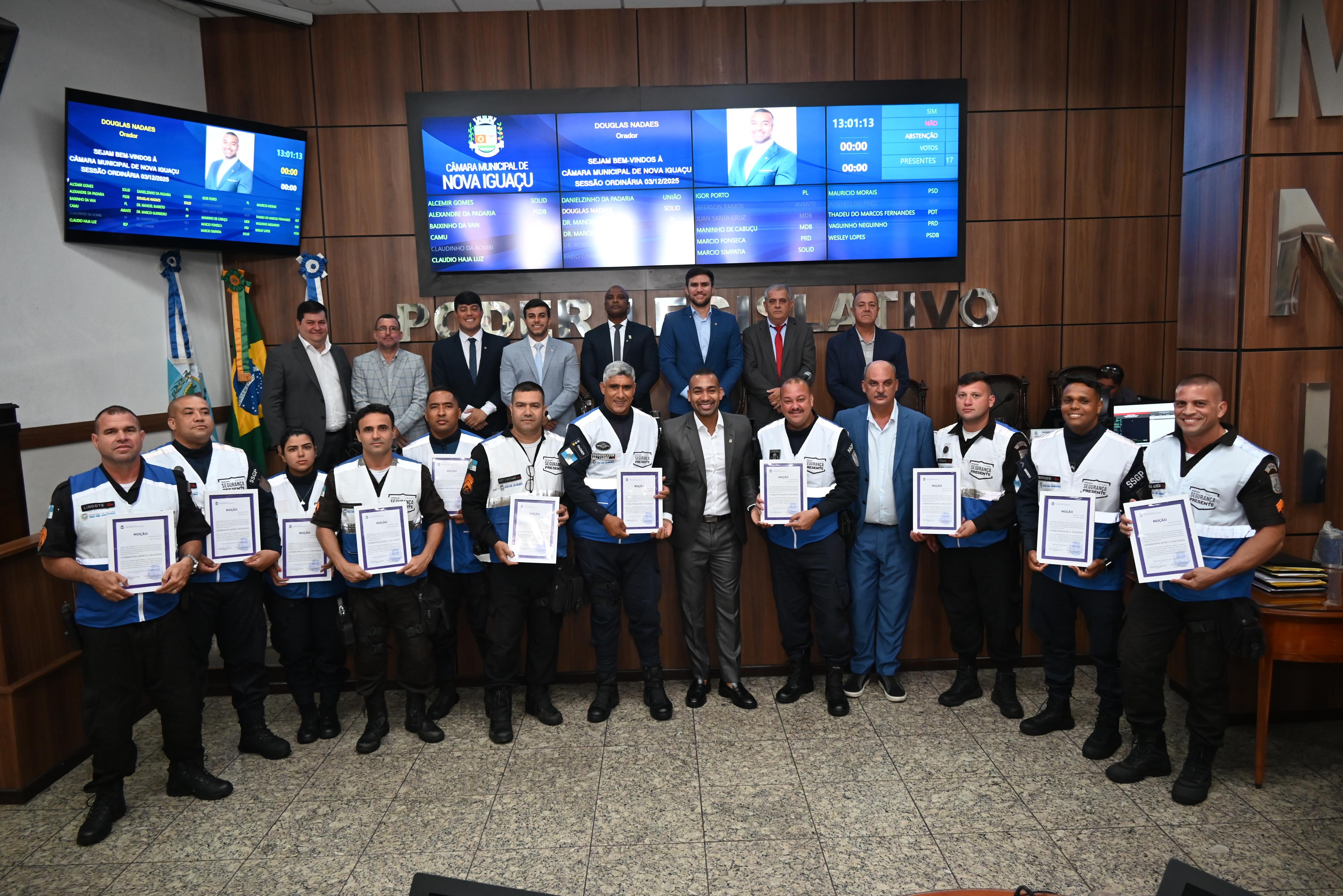 Idealizador da homenagem, ver Douglas Nadaes, de terno cinza na parte da frente, parabeniza os policiais do Programa Segurança Presente de Nova Iguaçu por ficarem em 1º lugar, em todo  o estado, no quesito produtividade e operacionalidade