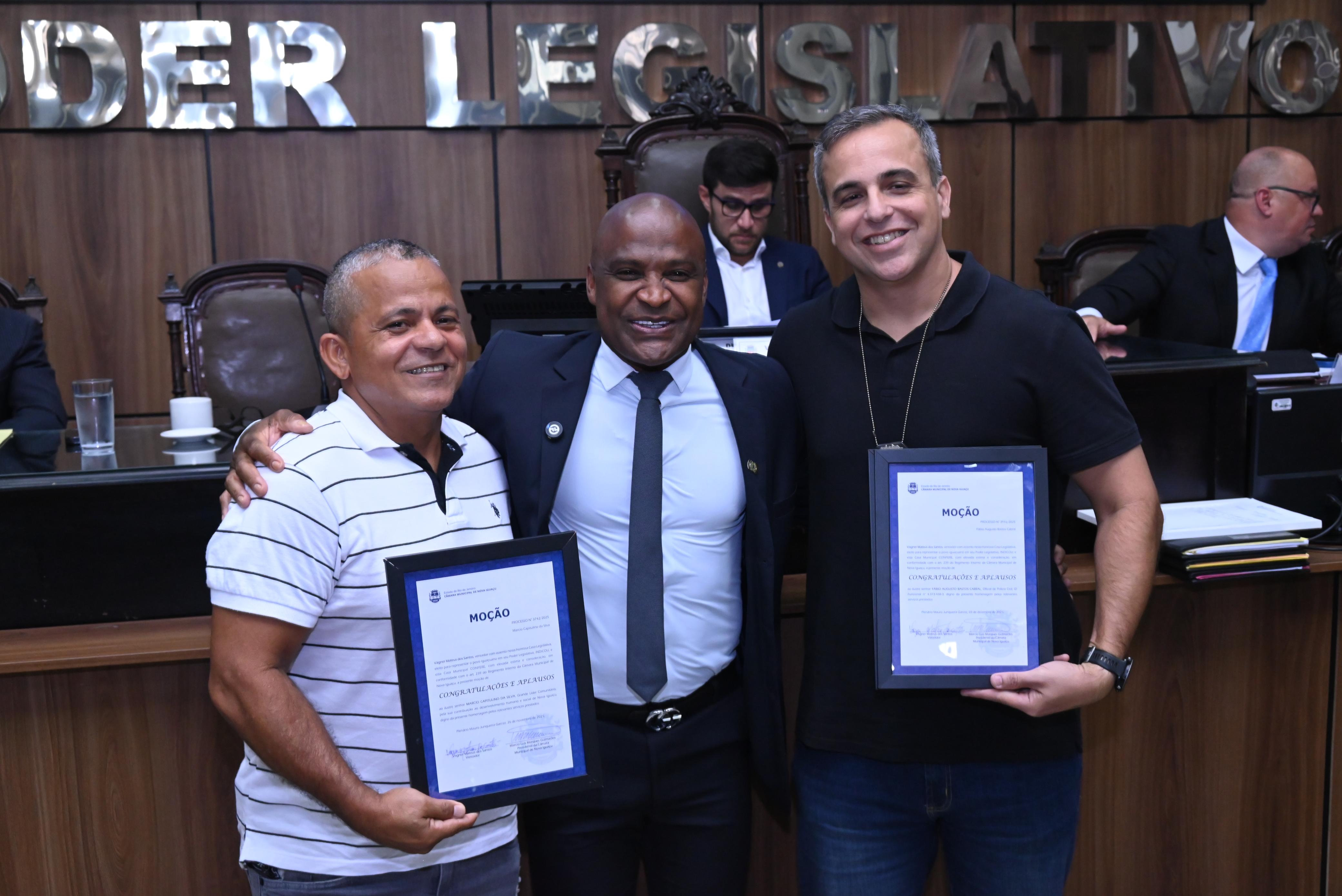Vaguinho Neguinho e seus homenageados: Marcio da Silva e Fábio Bastos