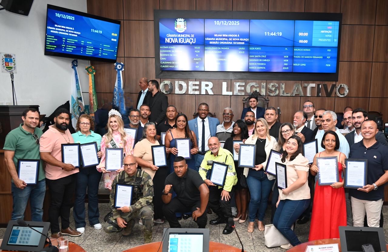 Personalidades de diversas áreas de atuação receberam Moções de Congratulações e Aplausos assinadas pelo vereador Marcio Simpatia (terno azul)