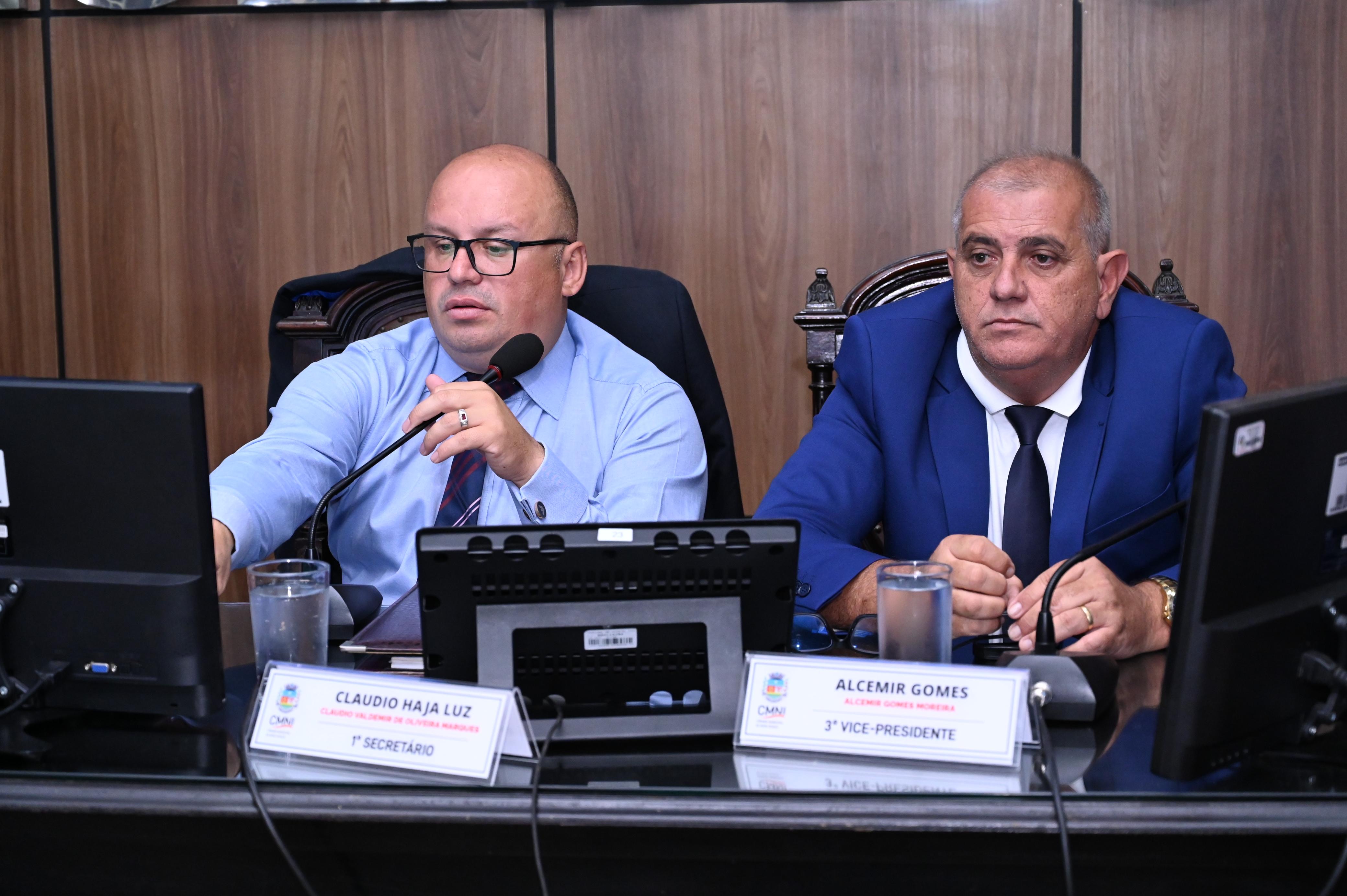 Vereadores Claudio Haja Luz e Alcemir Gomes secretariando o processo de votação