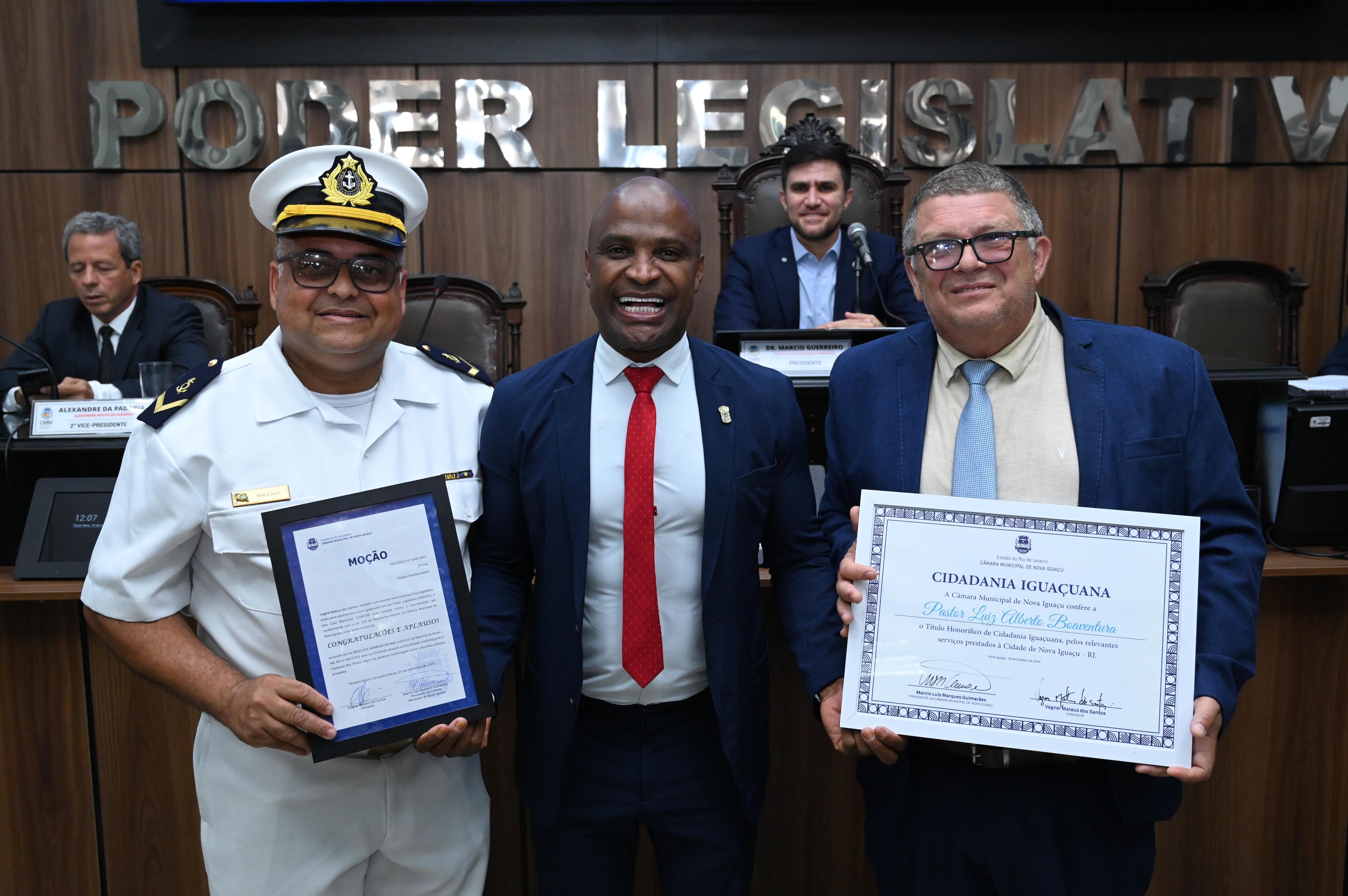Wallace Barbosa, ver Vaguinho e o pastor Luiz Alberto na foto oficial das homenagens