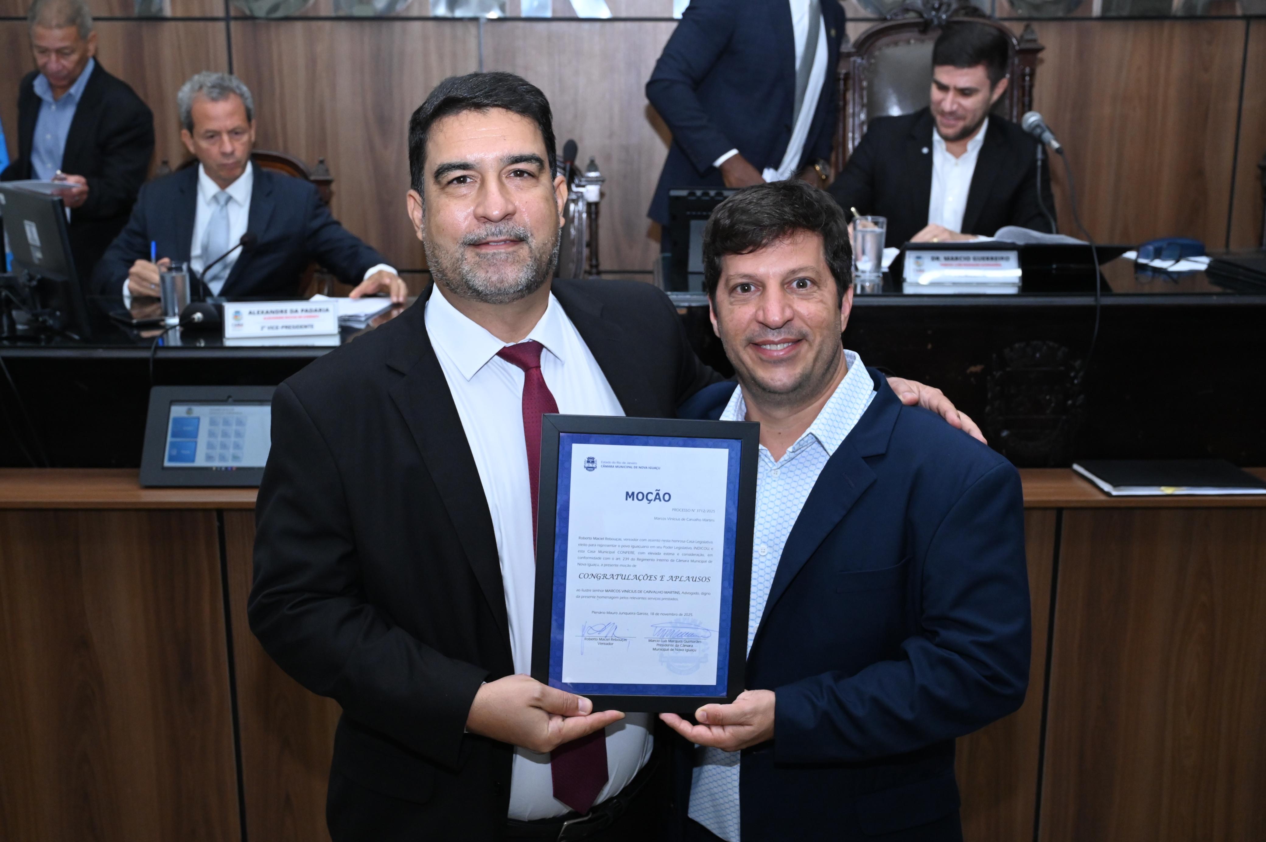 Advogado Marcos Vinícius de Carvalho receve uma Moção de Aplausos do ver Dr. Robertinho