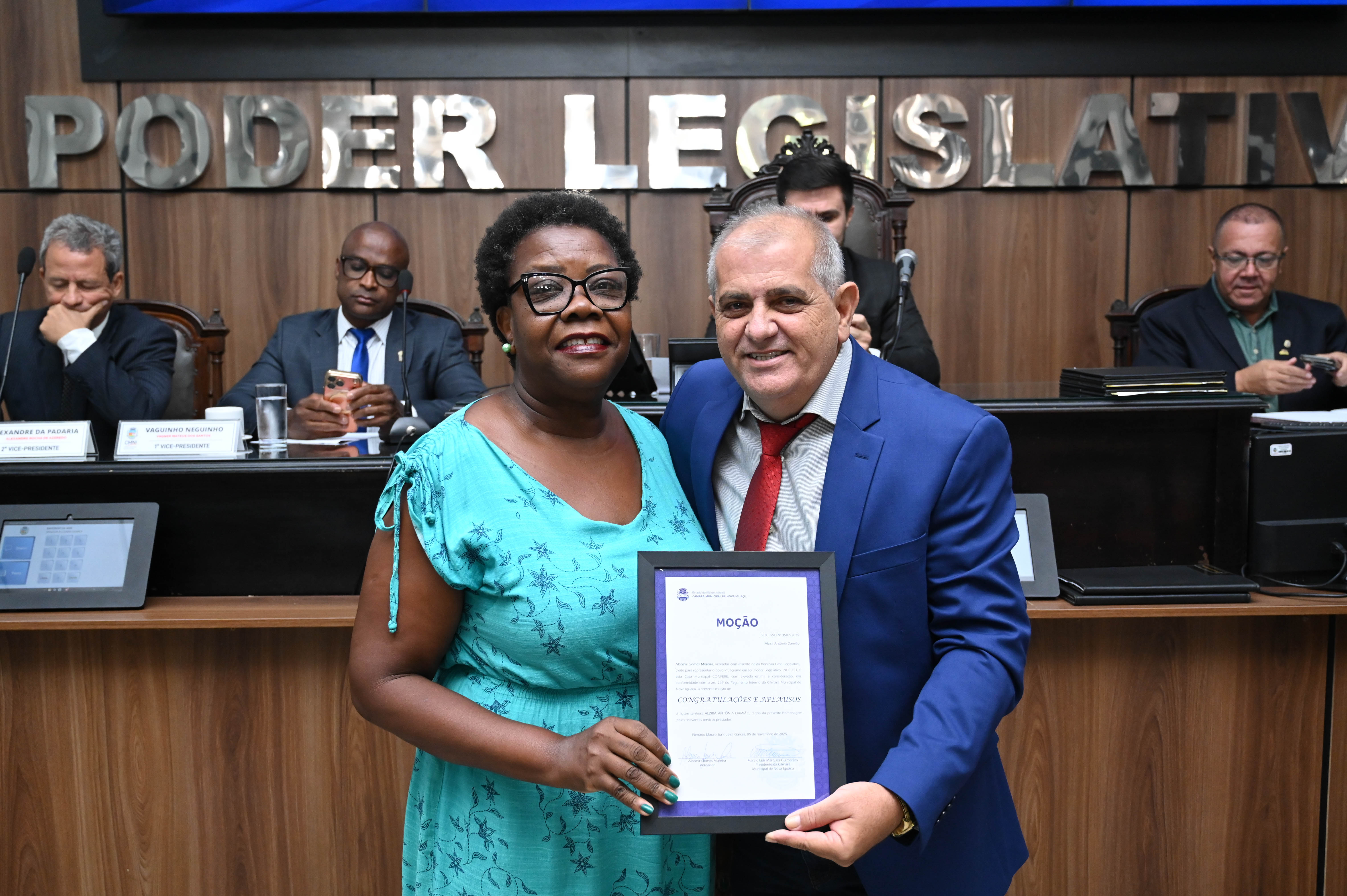 Ver Alcemir Gomes reconhece a atuação comunitária da senhora Alzira Antônio