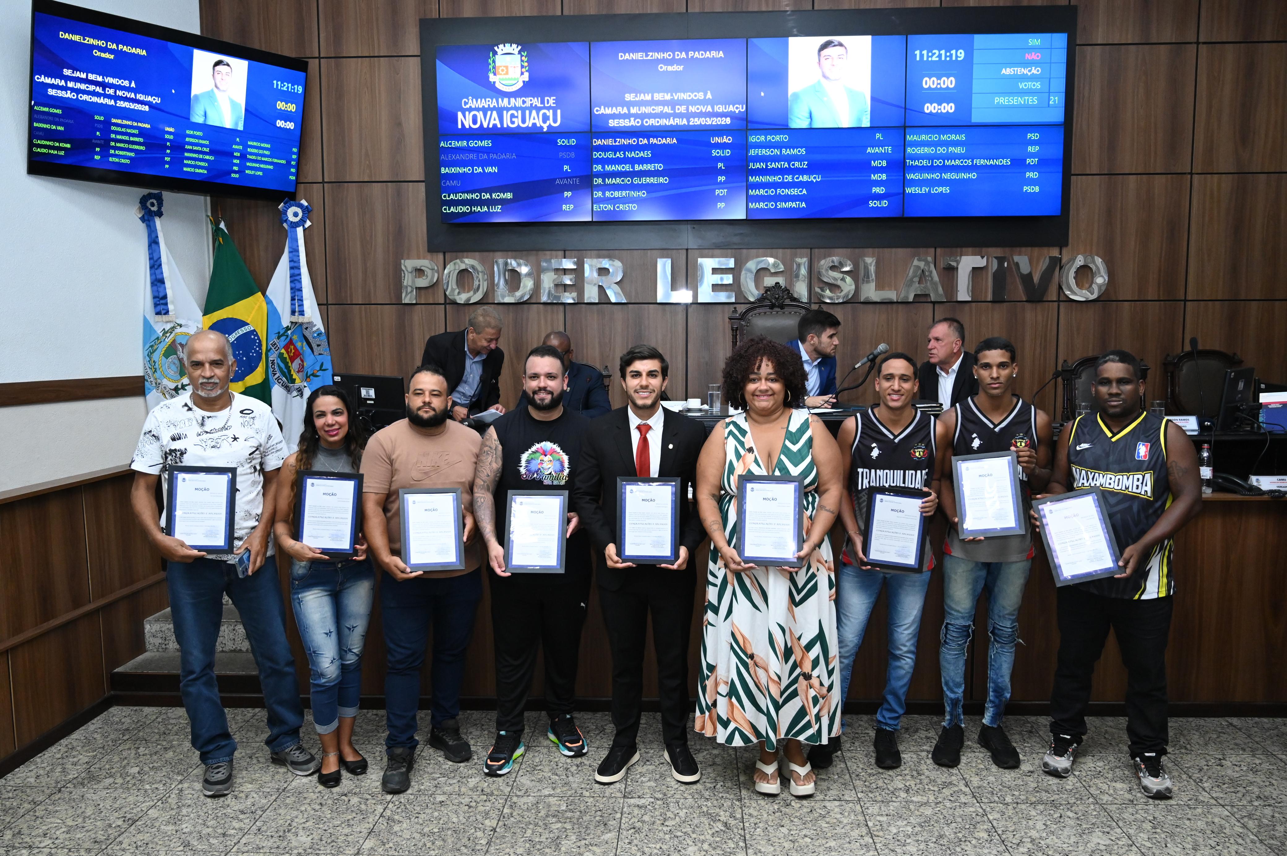 Representantes dos grupos carnavalescos do bairro Santa Rita são homenageados pelo vereador Danielzinho da Padaria (de gravata vermelha)