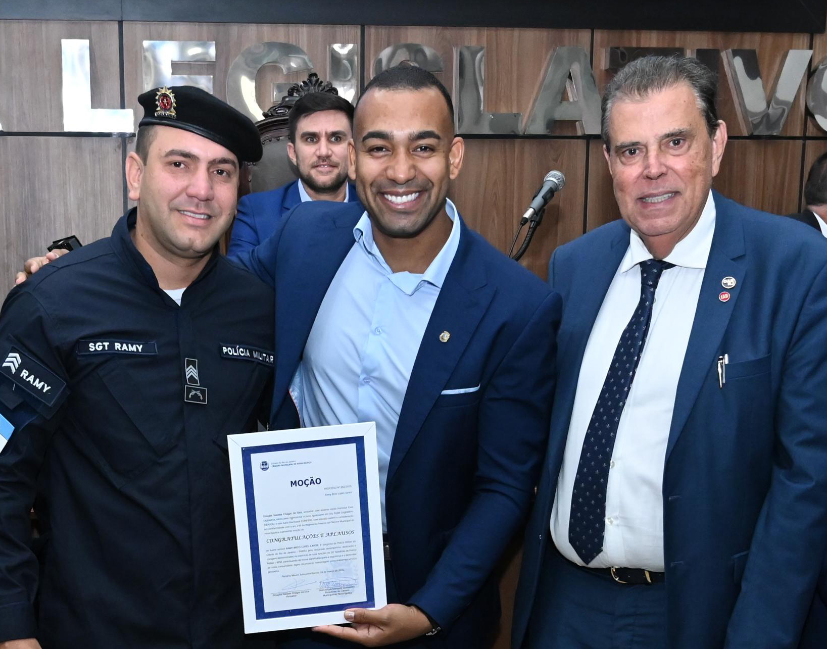 3º sargento Ramy Brito Lopes recebe homenagem do ver Douglas Nadaes; tio de Ramy, o presidente  da OAB de Nova Iguaçu, Antônio de Pádua, participa da cerimônia de entrega