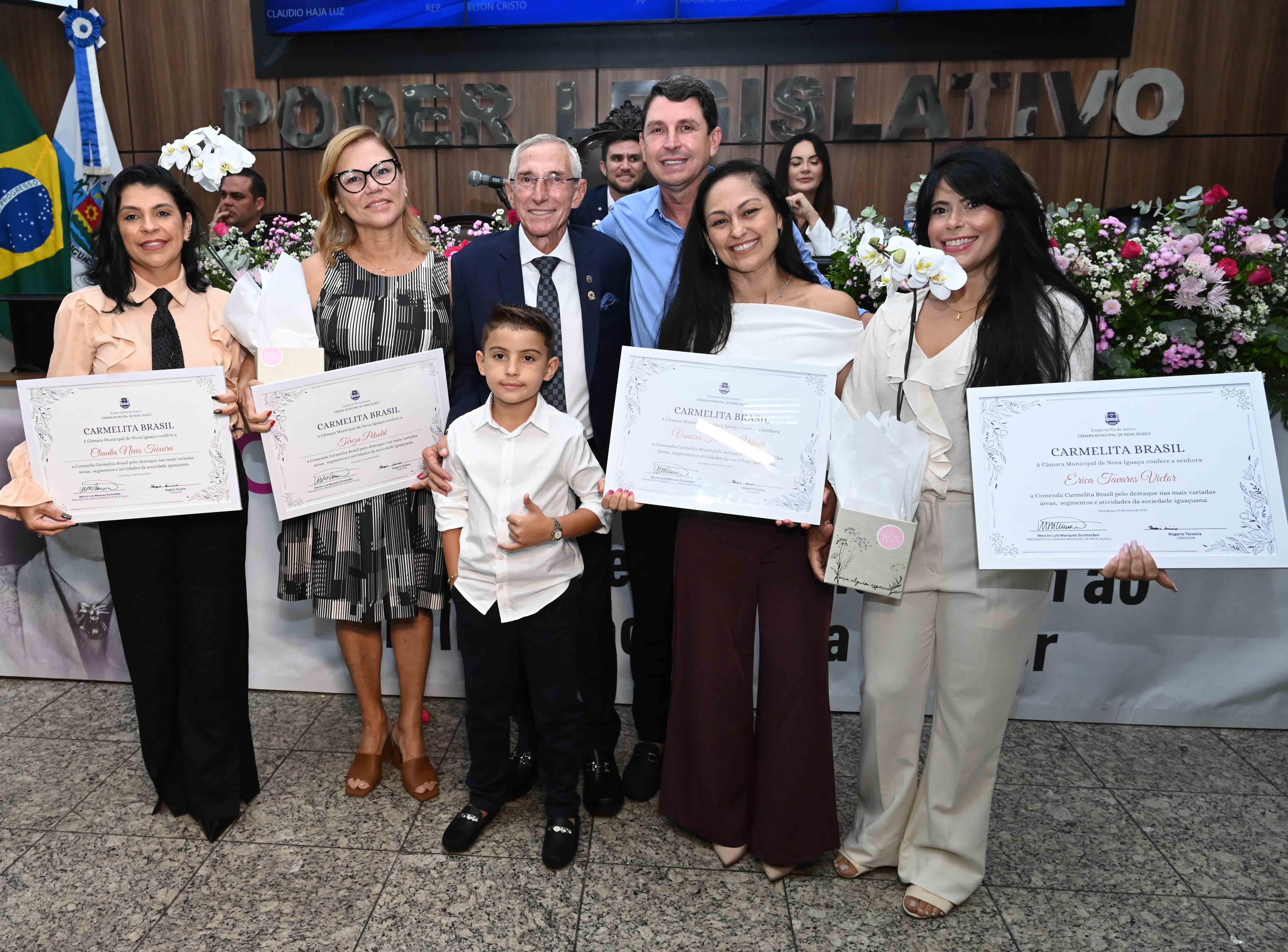 Ver Rogerio e o deputado federal Juninho com as agraciadas: Claudia Teixeira, Tereza Petsold, Vanessa Ferreira e Érica Tavares