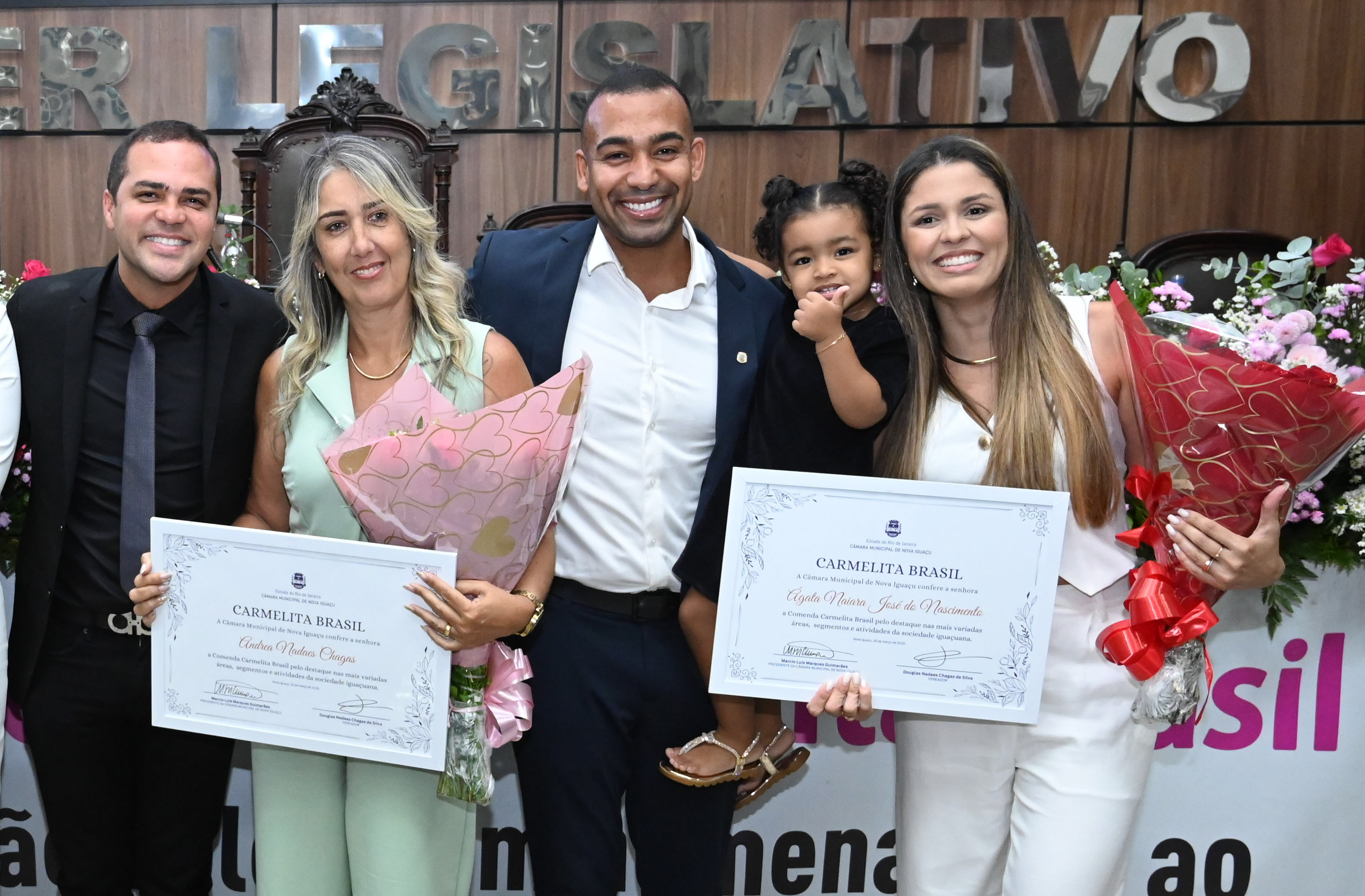 Felipinho e ver Douglas, no centro, com as agraciadas Andrea Nadaes e Ágata Naiara
