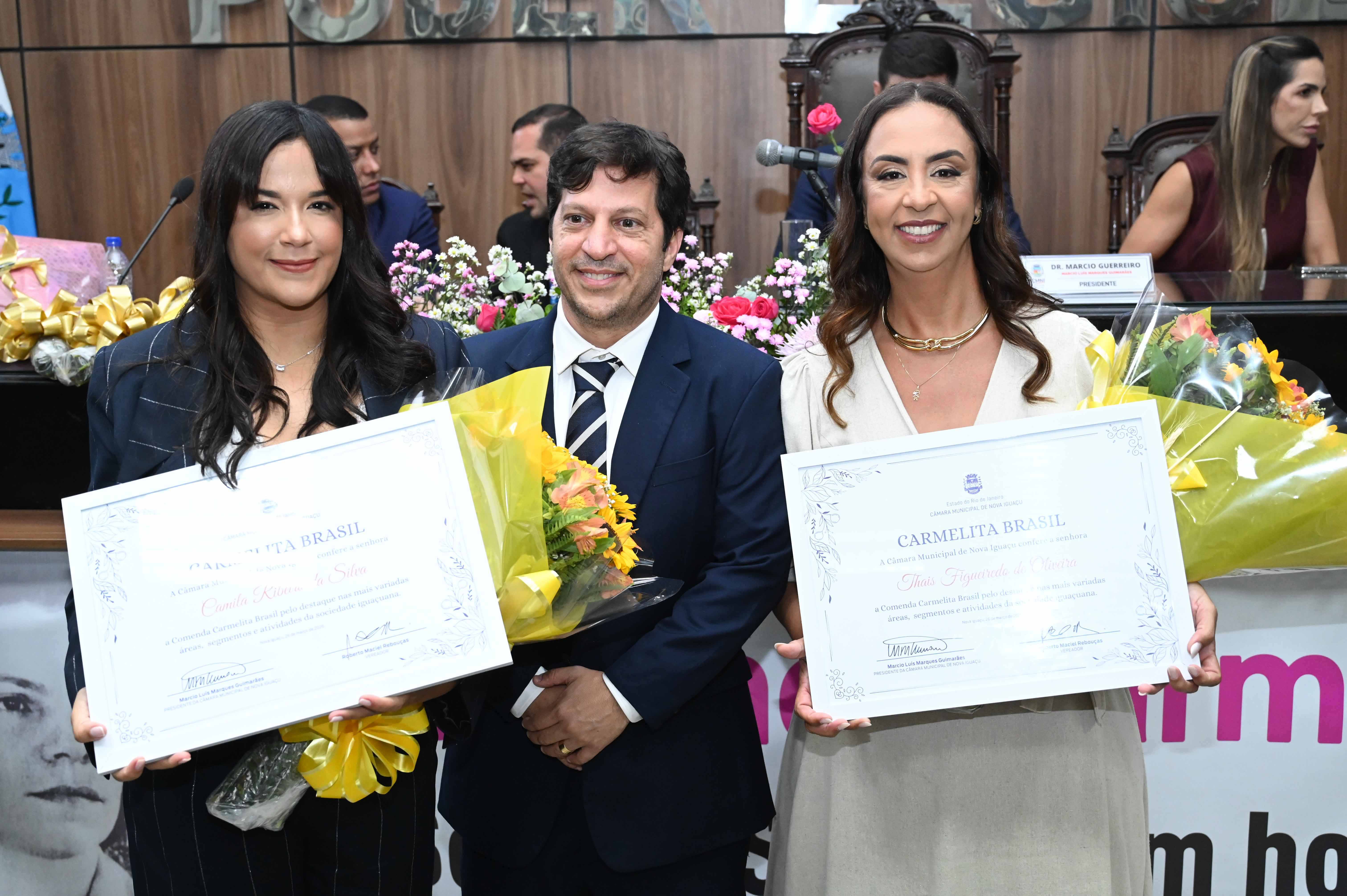 Ver Dr. Robertinho condecora Camila Ribeiro e Thaís Figueiredo