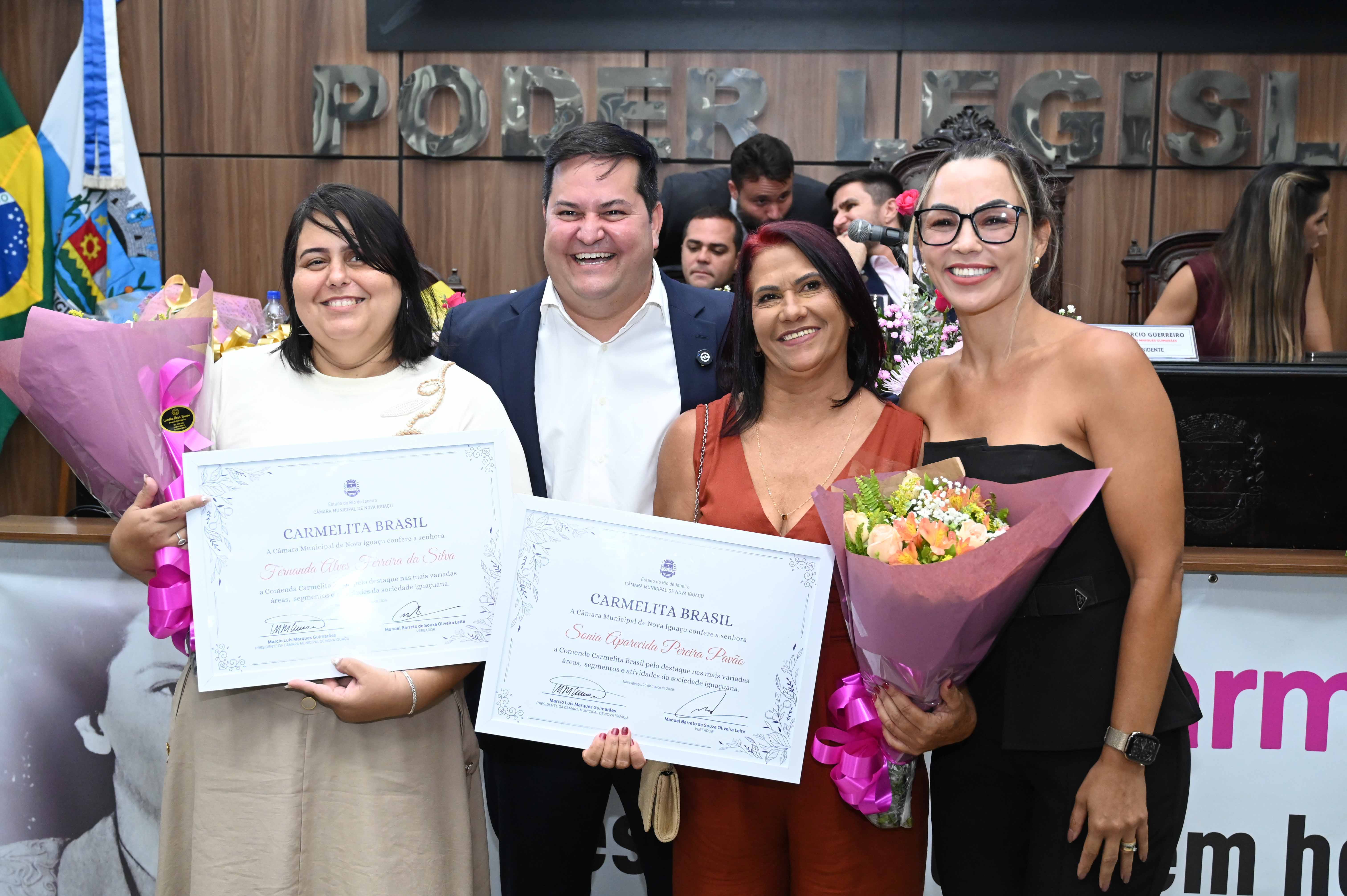 Fernanda Alves e Sônia aparecida, homenageadas do ver Dr. Manoel