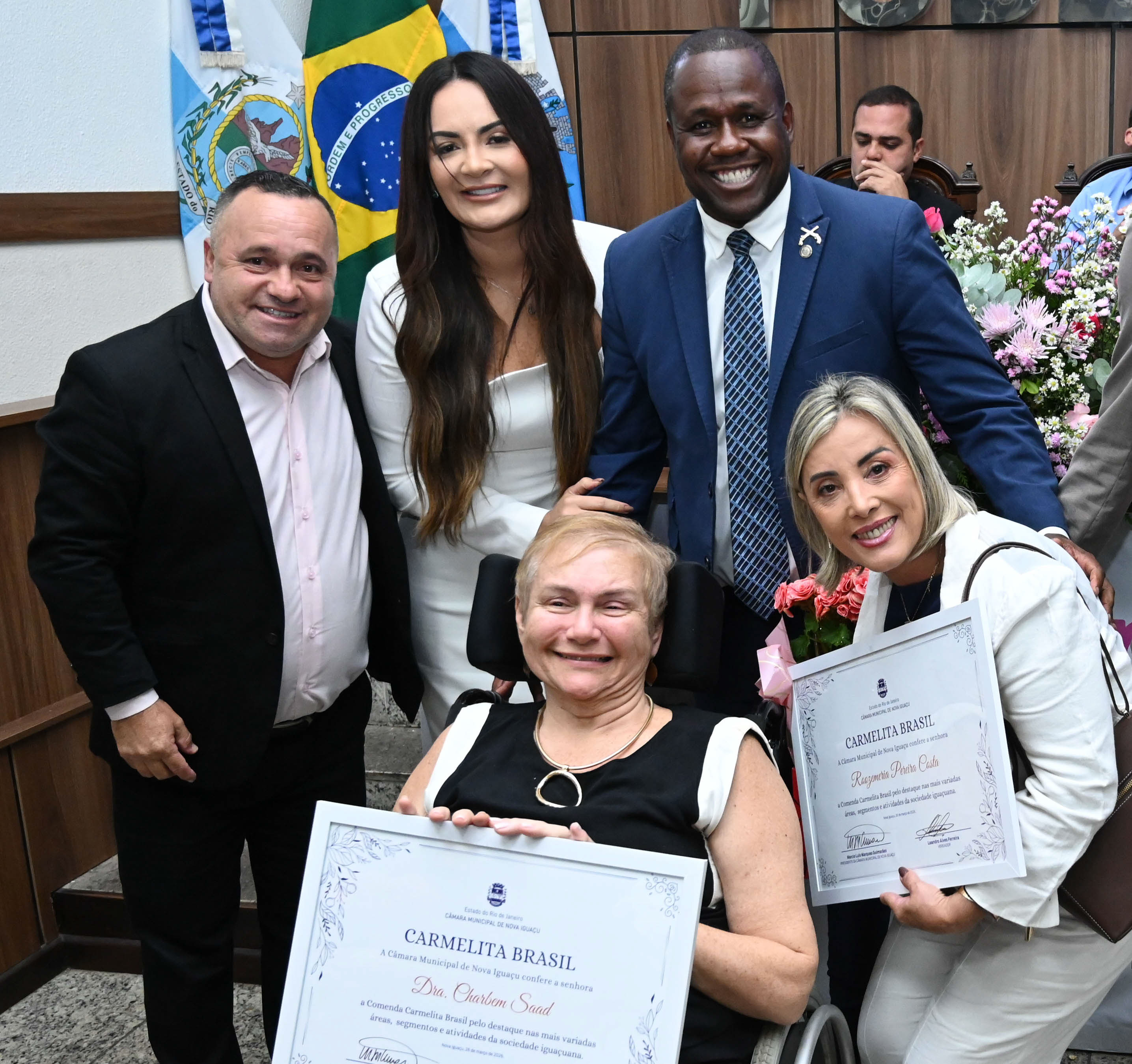 Ver Baixinho, Camila Reina e deputado esatdual Carlinhos BNH com as homenageadas Charbem Saad e Roozemeria Pereira