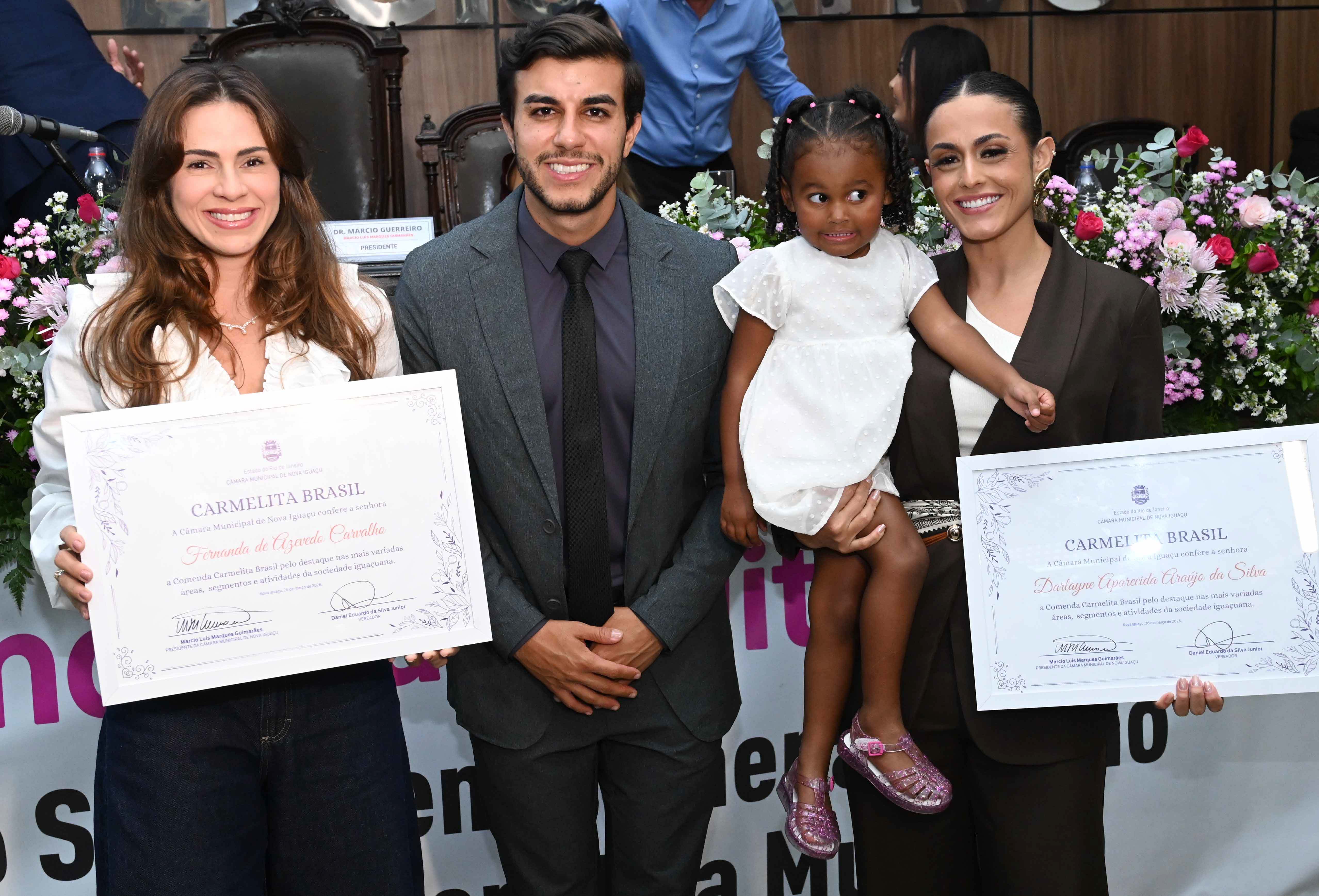 Fernanda de Azevedo e Darlayne Aparecida sao condecoradas pelo ver Danielzinho