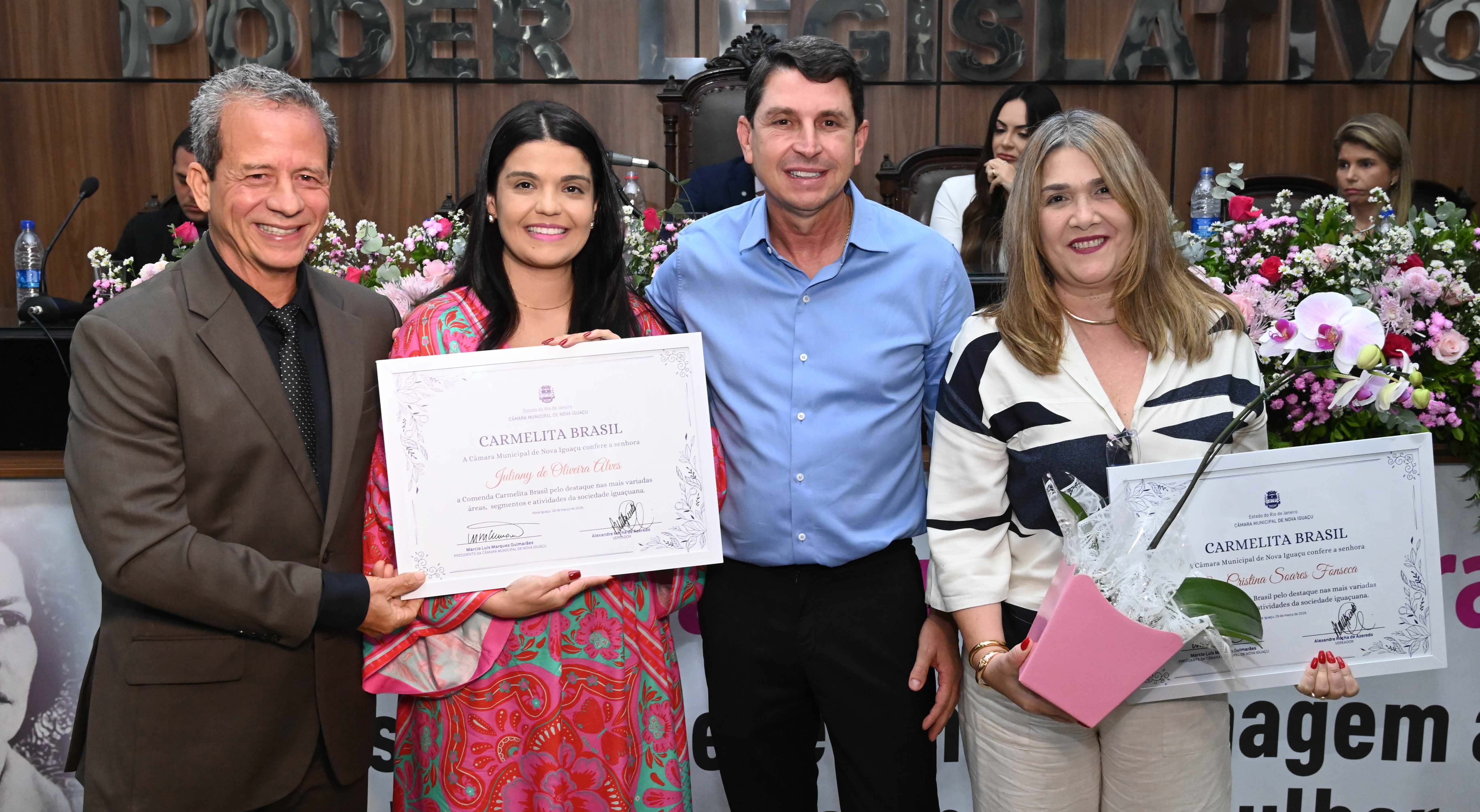 Ver Alexandre e deputado Juninho na entrega do Diploma Carmelita para Juliany de Oliveira e  Ana Cristina Soares
