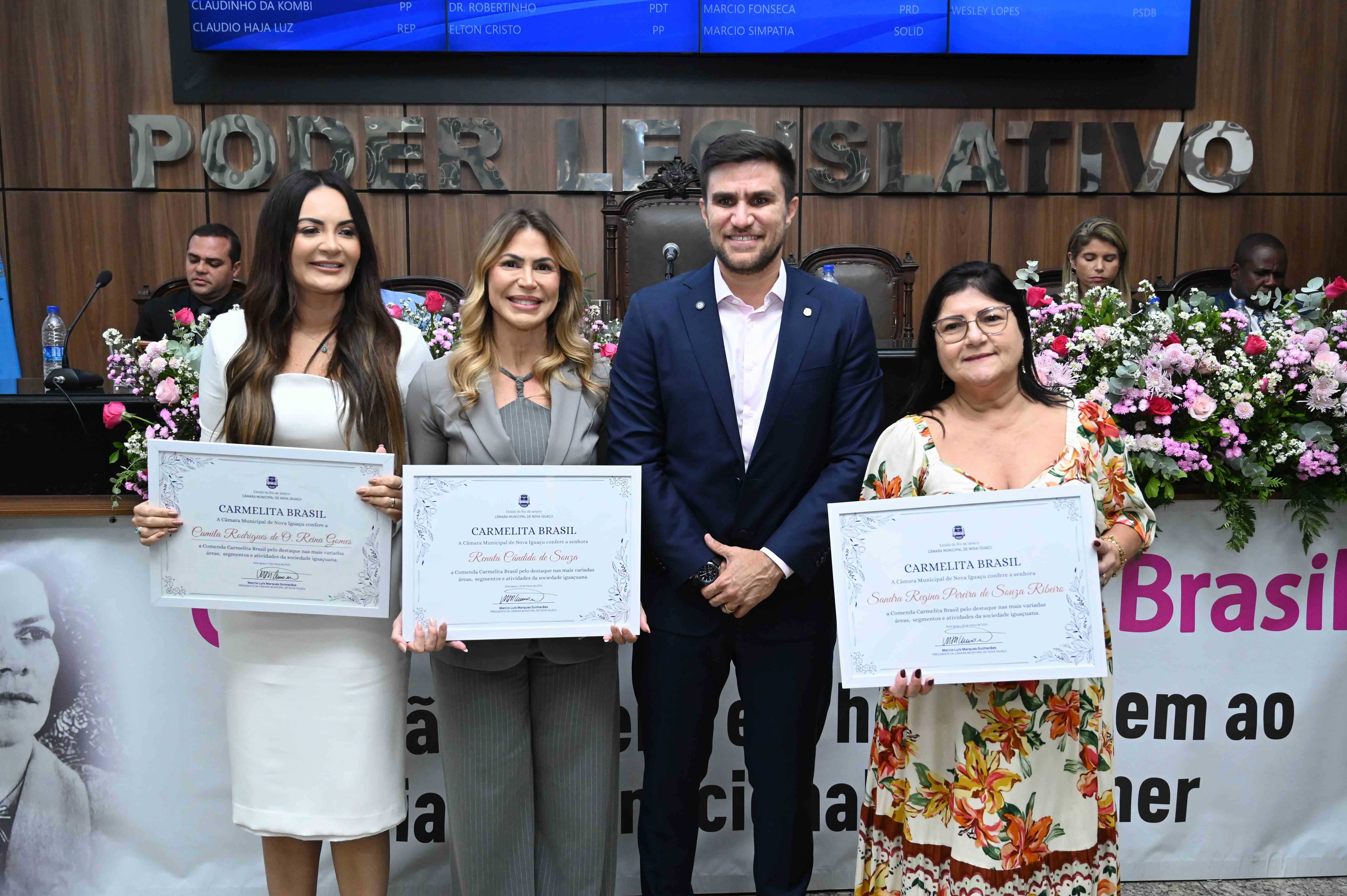 Dr. Marcio Guerreiro e suas homenageadas: Camila Reina, Renata Cândido e Sanfra Regina