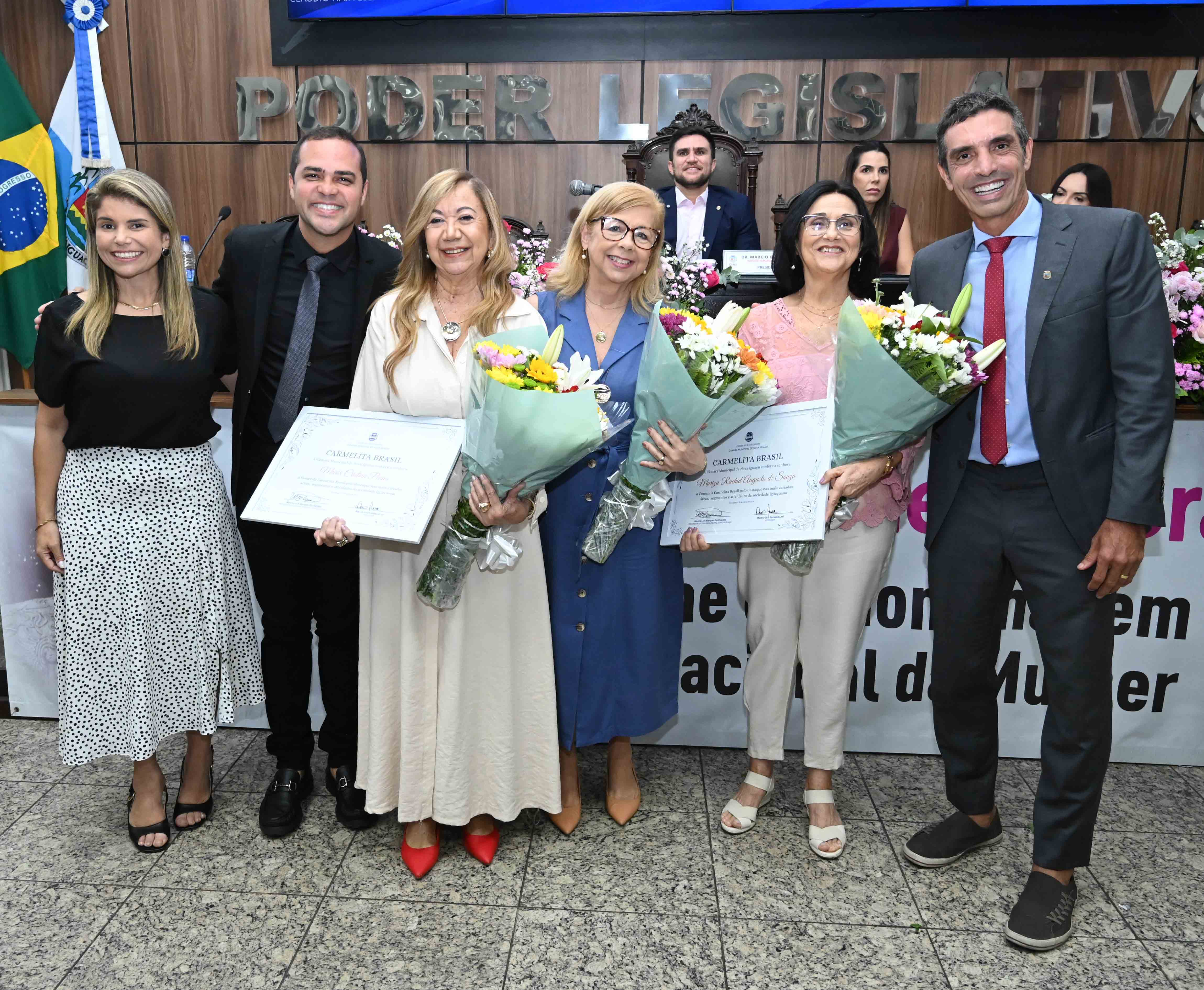 Cristina Penna, de vestido longo, e Mariza Rachid, de calça são as homenageadas do ver Fonseca