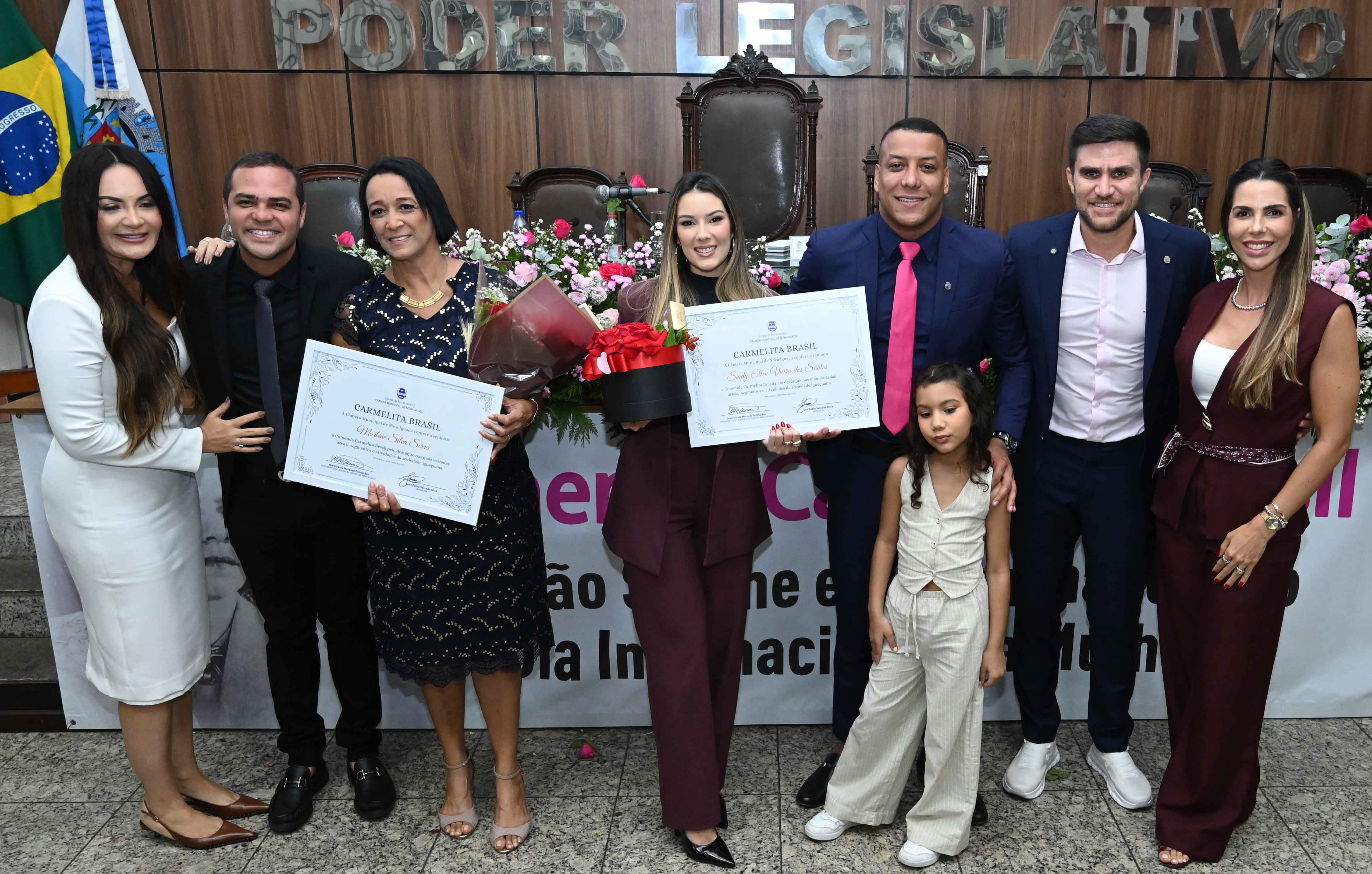 Ver Juan, de gravata rosa, e diversas autoridades nas homenagens a sua mãe Marlene e  esposa Sindy