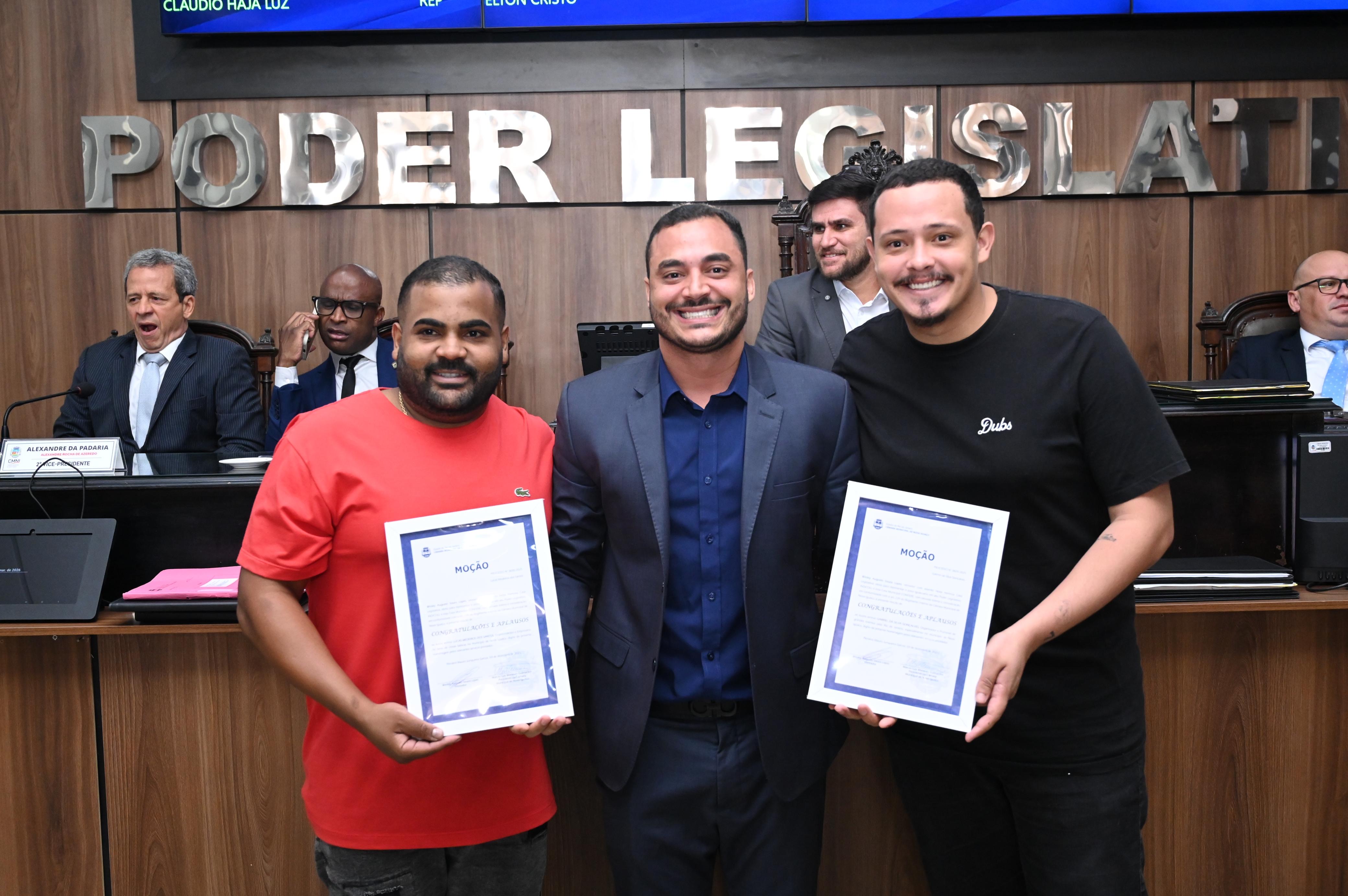 Ver Wesley e seus homenageados: o comerciante Lucas Medeiros e o produtor de eventos Gabriel da Silva