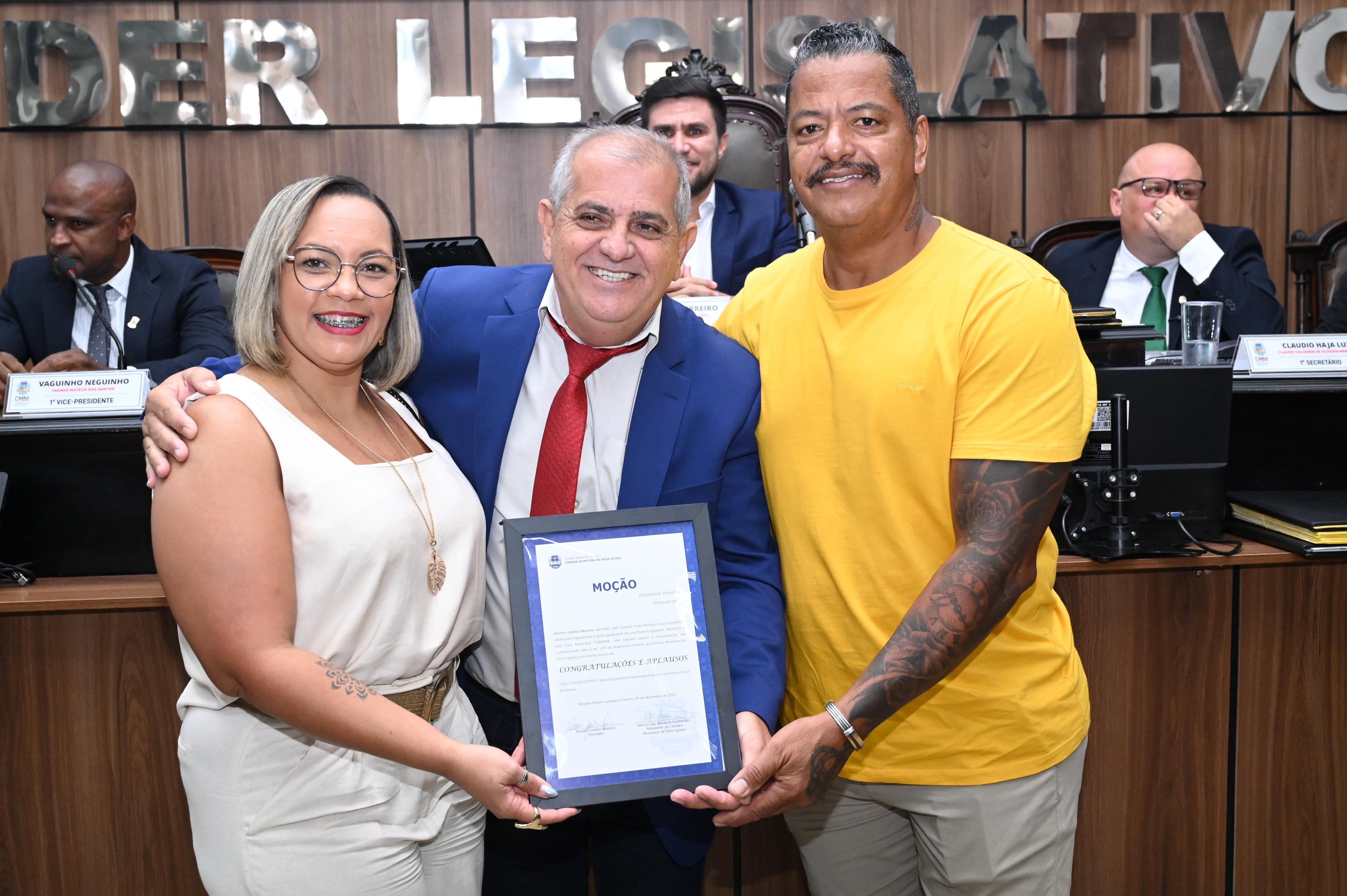 O casal Shirlene e Dênis Silva, proprietários do restaurante 'Delícias do Sertão', localizado no bairro Comendador Soares, recebem uma Moção indicada pelo vereador Alcemir Gomes