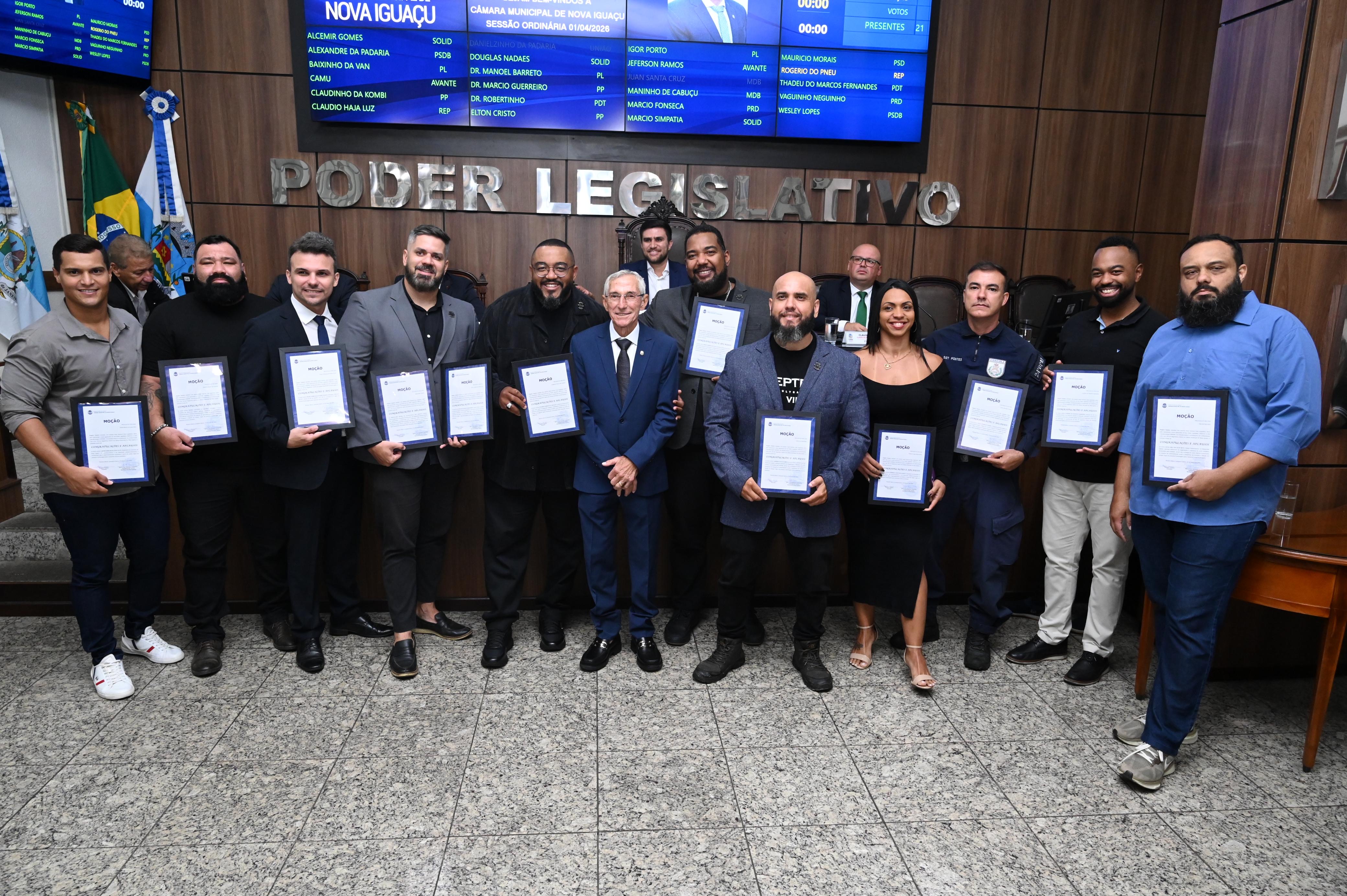 Vereador Rogerio do Pneu, no centro, entre empresários, agentes da segurança pública, integrantes do Motoclube Septem, advogados e o compositor e cantor Tiee