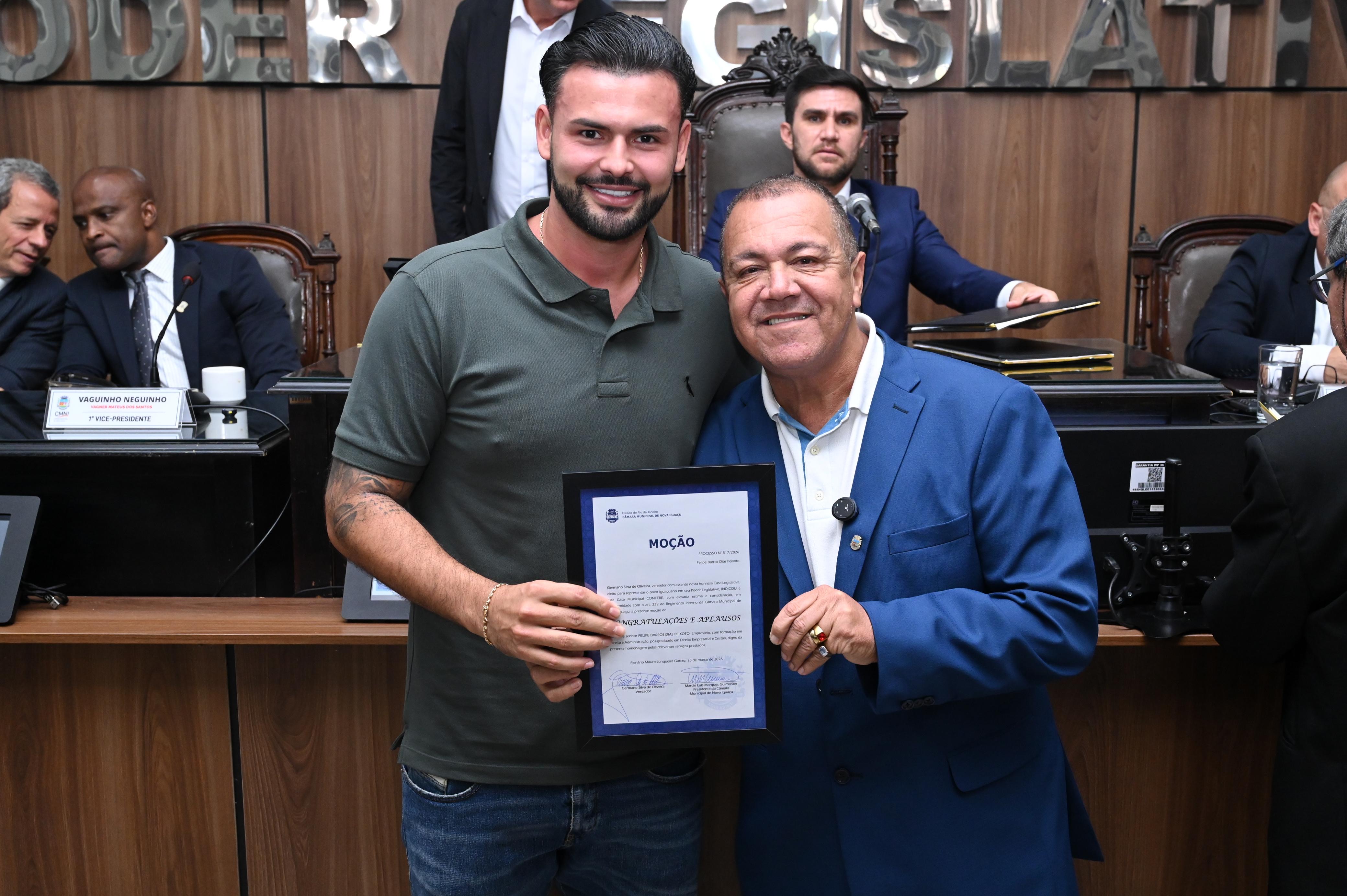 O empresário Felipe Barros Dias é condecorado pelo vereador Maninho de Cabuçu