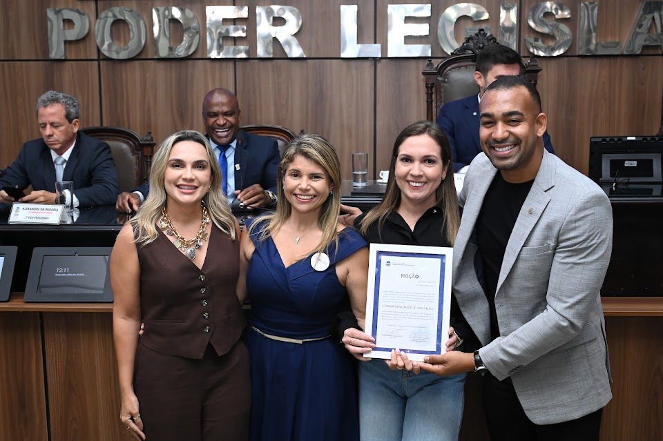 Dra Ludmila e Dra Roberta participam da homenagem que o ver Douglas Nadaes prestou à assessora Carla Valéria